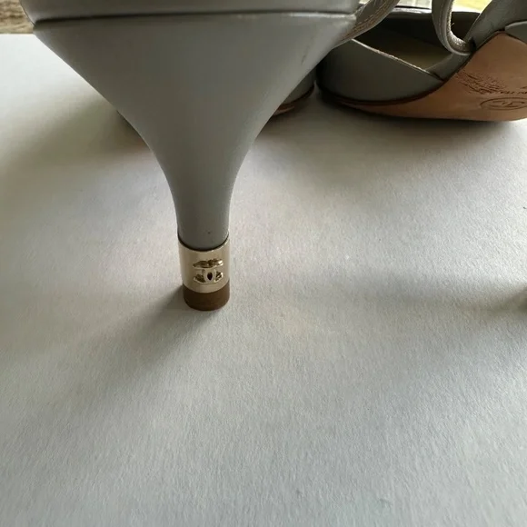 Chanel gray & black slingbacks - Picture 3 of 6